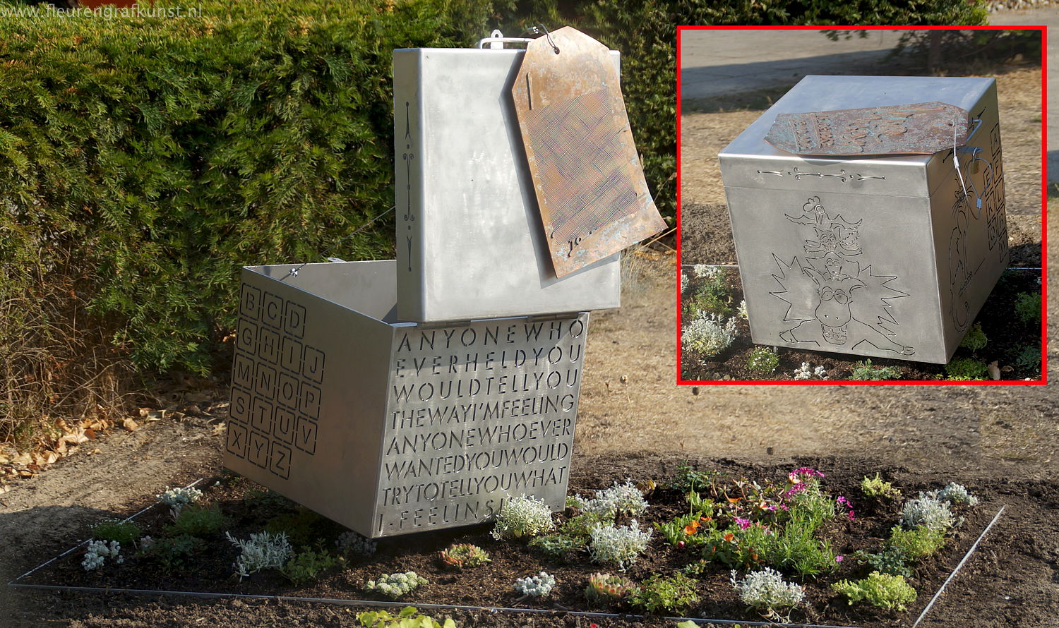 Grafmonument - kubus/box van roest-vast-staal (inox) met gelaserde afbeeldingen en naamlabel van roodkoper op begraafplaats Groene Kerk te Oegstgeest